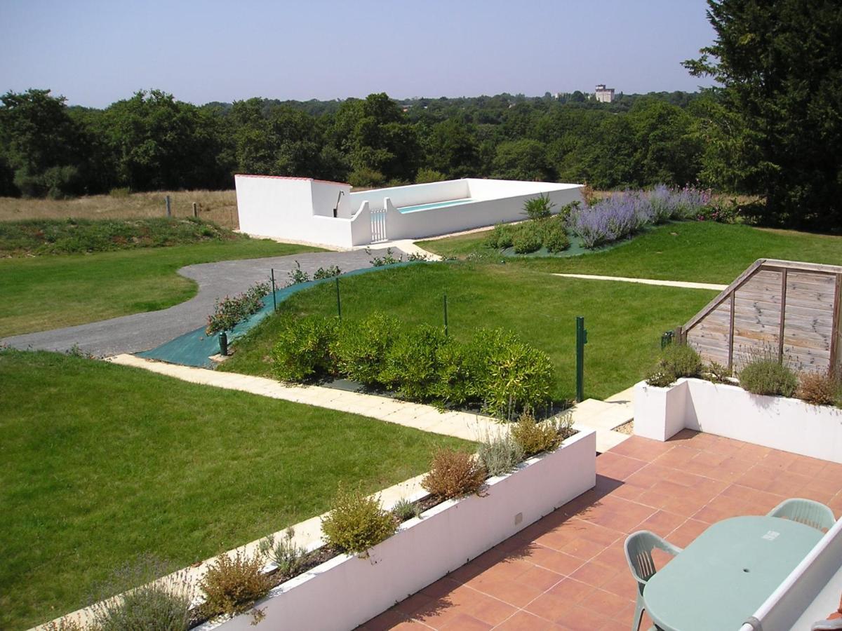 Maison Pour 4 A La Campagne Avec Piscine Commequiers Экстерьер фото
